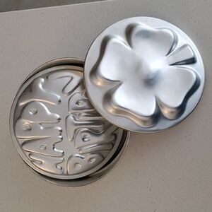 Wilton Vintage 10 inch Cake Pan Round Ring with 2 Insert Molds